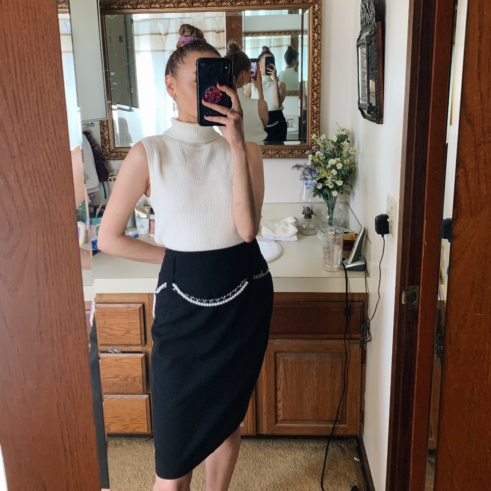 PEARL & CHAIN BELTED BLACK MIDI SKIRT